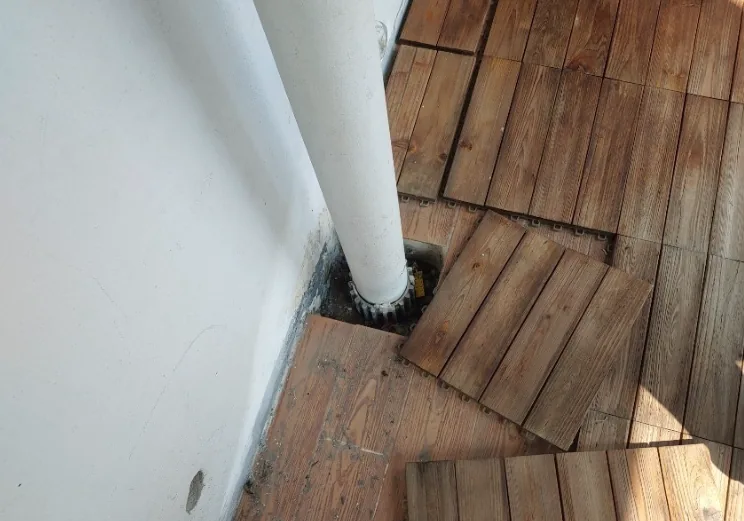 기존의 오래된 코킹을 깨끗하게 제거하는 과정