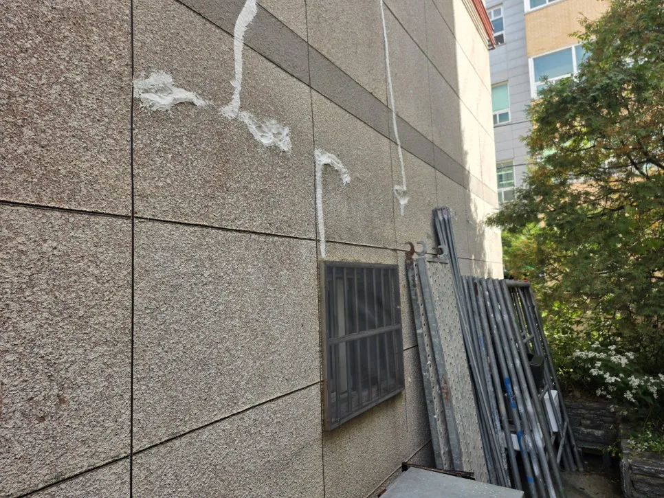 벽면에 누수로 인한 흰색 얼룩
