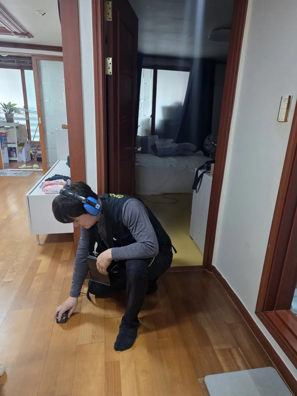 수분 검출기로 바닥 점검하는 작업