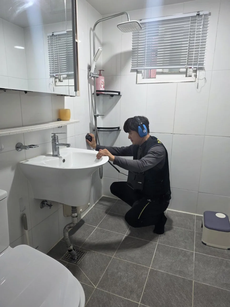 배관 검사 중인 작업자