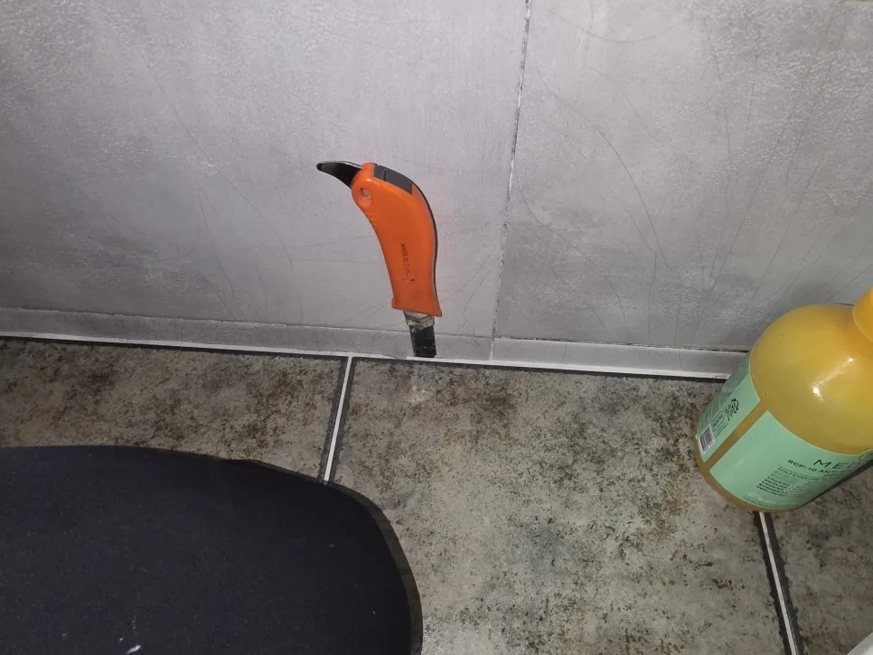 벽면에 고정된 도구