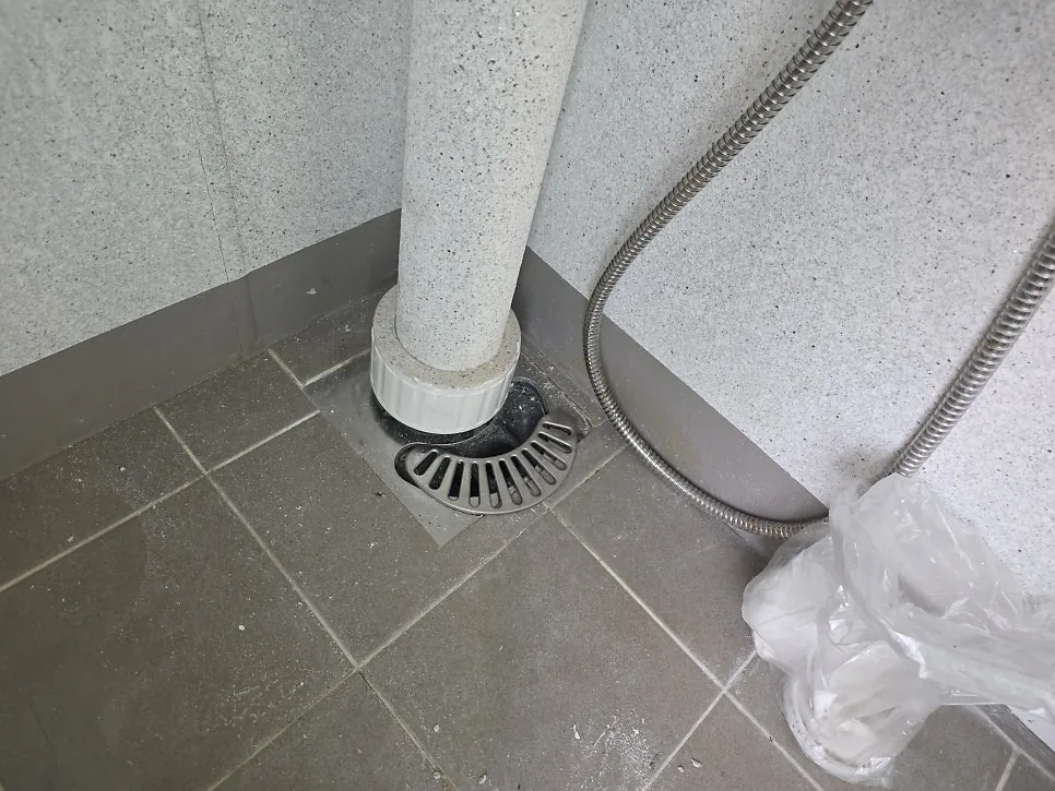 배관 주변 배수구 누수 현상