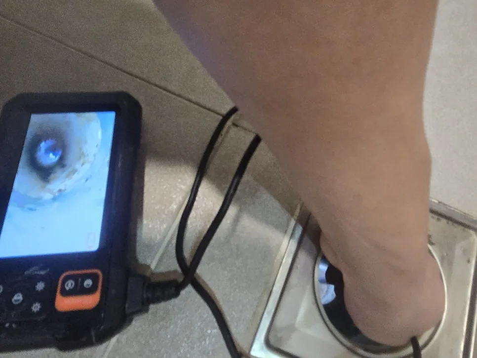 배관 누수 탐지 장비 사용 중