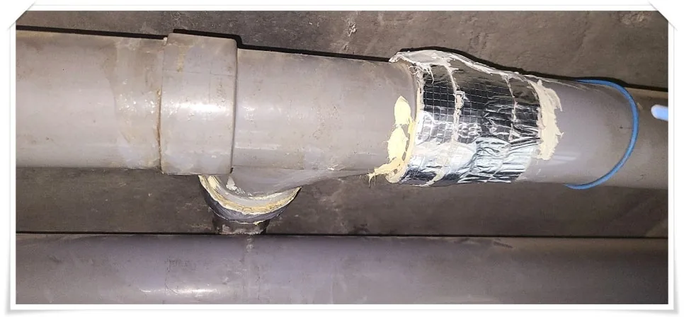 배관 누수 복구 작업 중