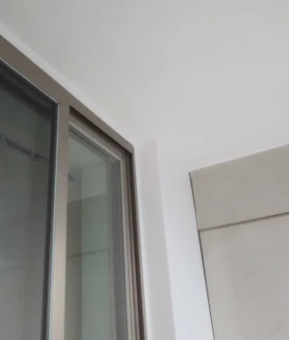 새롭게 코킹 시공이 완료되어 깨끗해진 창틀 모습