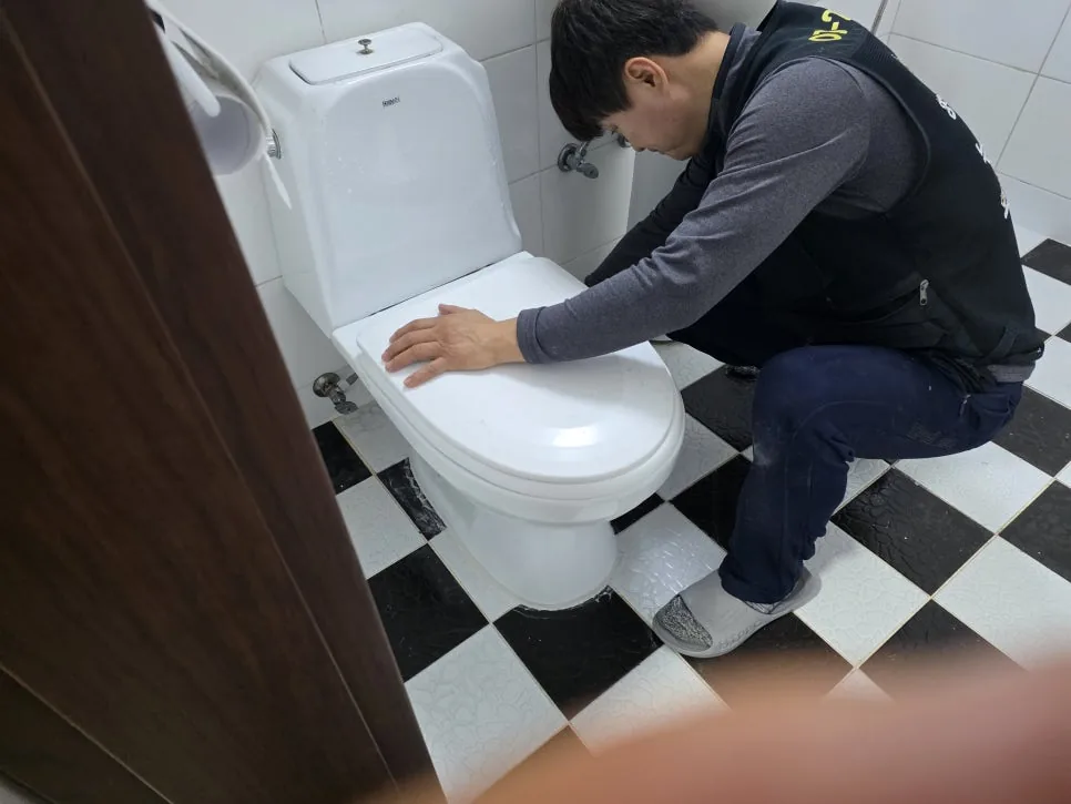 화장실 배관 점검 작업