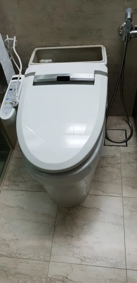 비데가 달린 흰색 변기