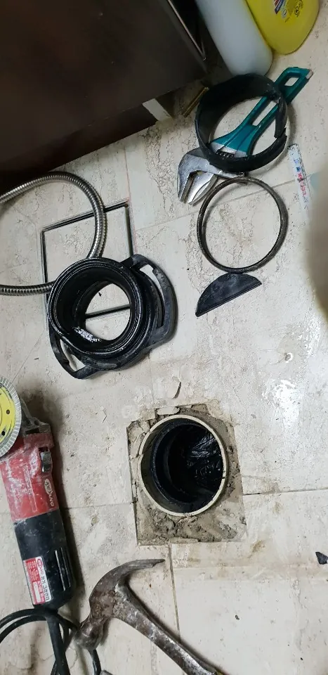 변기를 들어낸 바닥의 배관 입구와 공구